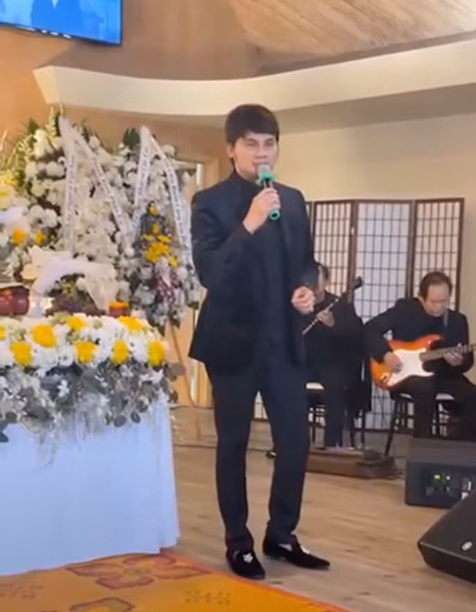 NSƯT Kim Tiểu Long và danh ca Hương Lan tại đám tang của NSND Diệp Lang.