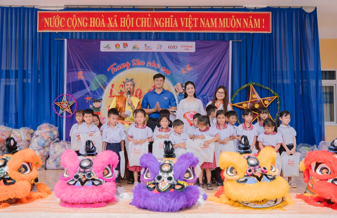 Một bức vẽ, một tấm lòng là 1 hoạt động của dự án CSR do iSMART tổ chức vào Trung thu năm nay. iSMART nối dài yêu thương.