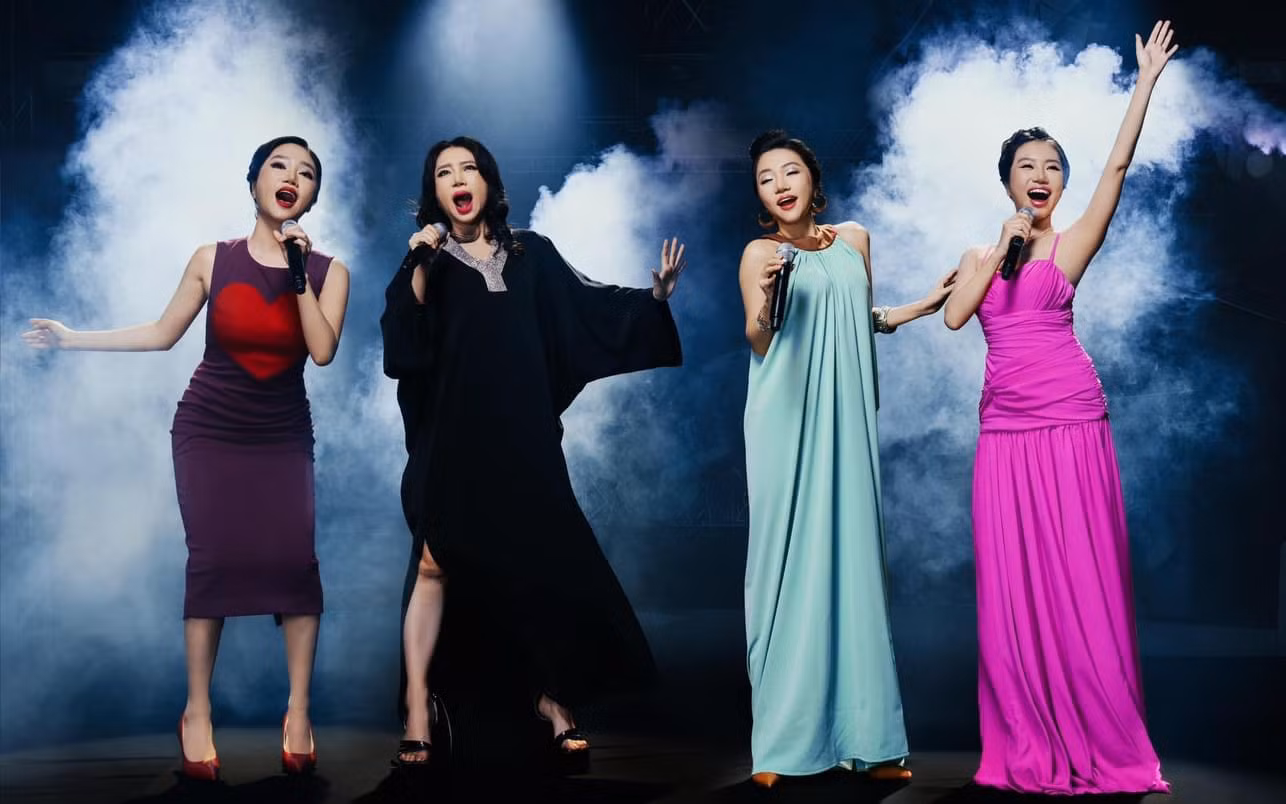 Ca sĩ Orange đầu tư mạnh về trang phục, tạo hình khi tái hiện khoảnh khắc bốn diva Việt Nam hội tụ. Nữ ca sĩ thể hiện nét đặc trưng trong phong cách trình diễn, tạo hình khi lên sân khấu của Mỹ Linh, Thanh Lam, Hà Trần và Hồng Nhung (từ trái qua).