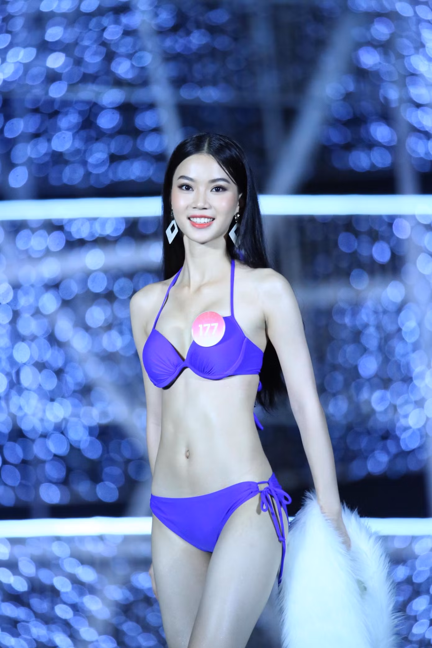 Hoàng Hương Giang khoe bụng săn chắc, lộ múi cơ trong màn trình diễn áo tắm. Thí sinh đến từ Bắc Giang cao 1,73 m, nặng 48 kg cùng số đo 78-57-90.