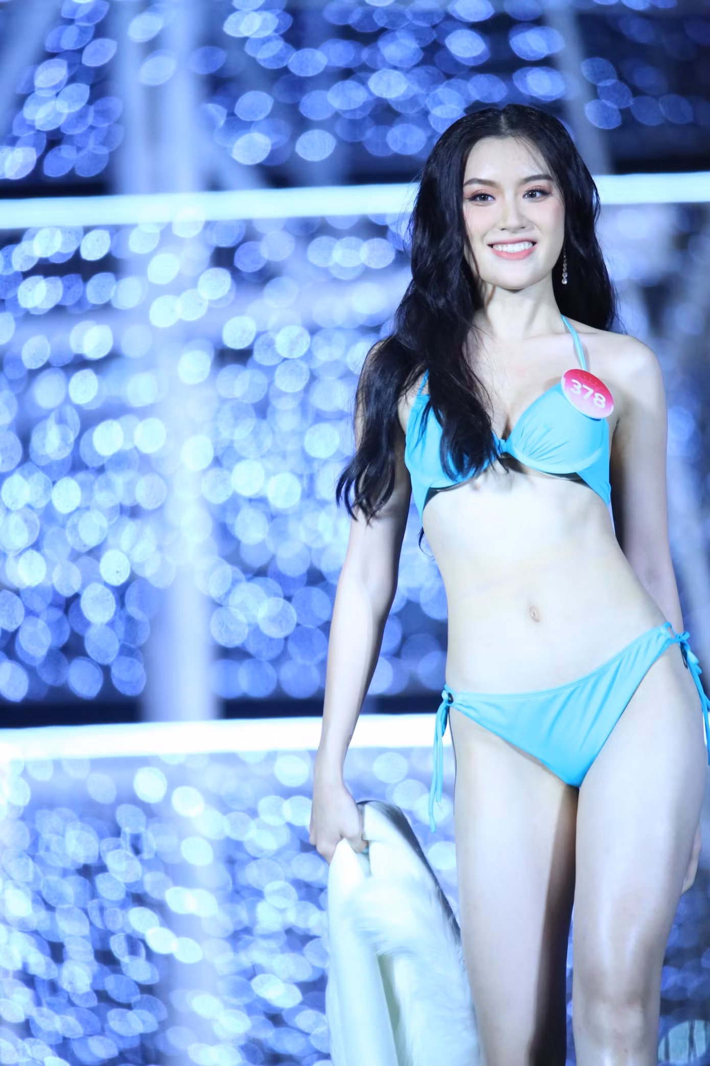 Vốn gây dấu ấn từ màn trình diễn bikini ở đêm chung khảo, Phan Phương Oanh tiếp tục mang lại phần thi sôi động, năng lượng với những bước đi chắc chắn. Cô có chiều cao 1,72 m và số đo hiện tại là 81-60-88.