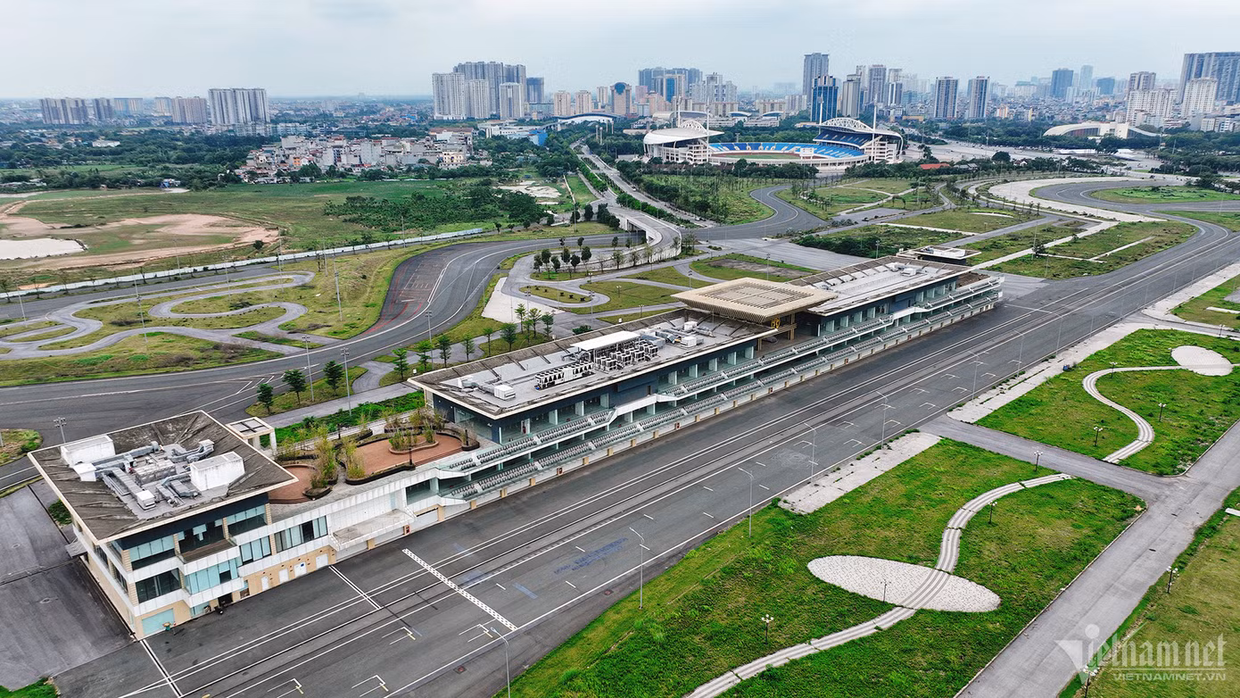 Đường đua F1 tại Hà Nội có tổng diện tích 88ha, nằm trong khuôn viên khu Liên hợp Thể thao Mỹ Đình và một phần trên đường giao thông công cộng, chạy qua các phố Lê Quang Đạo, Lê Đức Thọ… với chiều dài 5,607 km. Đường đua được thiết kế và xây dựng theo tiêu chuẩn Grade 1, cao nhất của giải đua công thức 1, dài hơn 5,5km gồm 23 góc cua.