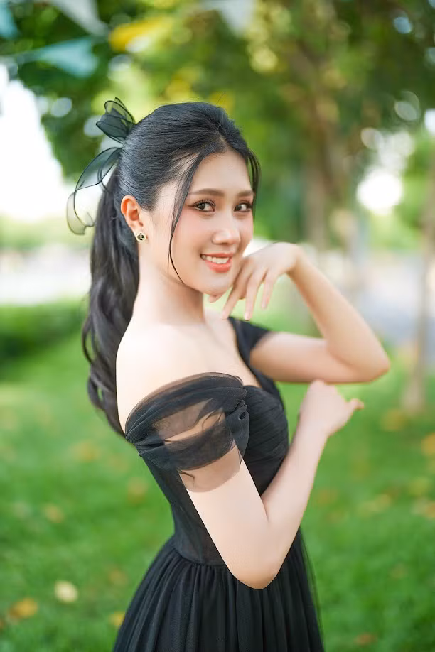 Thùy Nhiên cho biết trước đây cô không biết nhiều về cuộc thi hoa hậu. Khi lên đại học, cô được bạn bè ủng hộ thi sắc đẹp. "Ban đầu, anh chị rủ rê tôi trình diễn áo dài, sau đó là cuộc thi ở trường. Trong một lần về nhà, tôi được chị cùng xóm rủ đi thi Hoa khôi, sau đó đạt thành tích Á khôi Nam Bộ 2022. Khi nhận ra khả năng của mình, tôi quyết định đặt mục tiêu thi Hoa hậu Việt Nam", Thùy Nhiên nói.