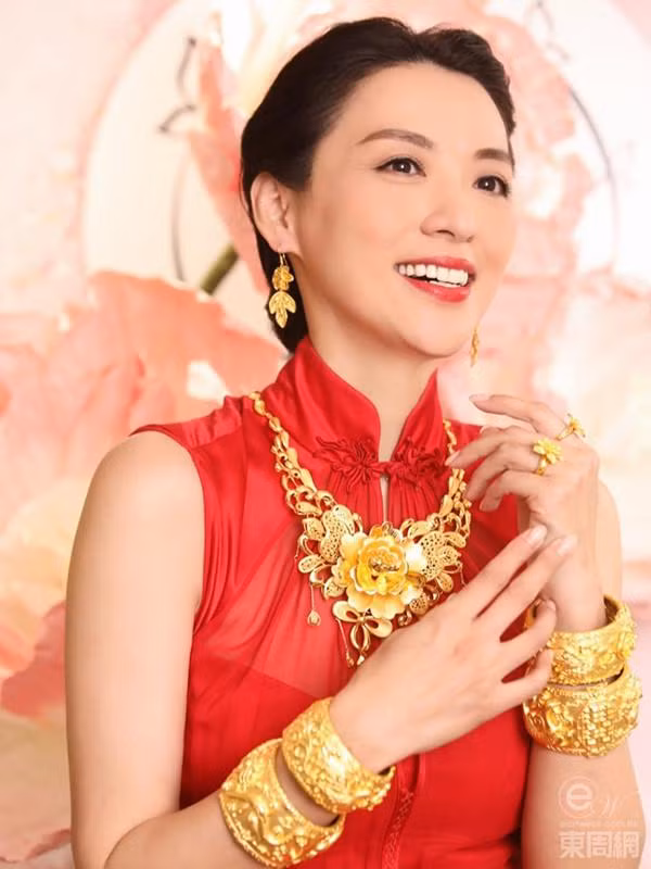 Trong hình ảnh được đăng tải, “Thái Bình công chúa” diện bộ trang phục truyền thống và gây chú ý với bộ trang sức vàng đeo “trĩu cổ”. Ảnh: HK01.