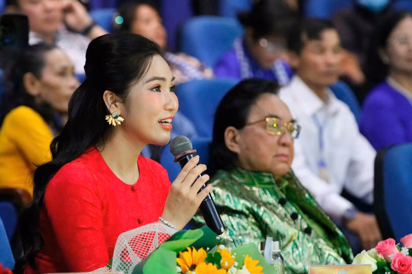 NSƯT Như Huỳnh và NSND Thanh Tuấn làm giám khảo chương trình Tài tử miệt vườn.