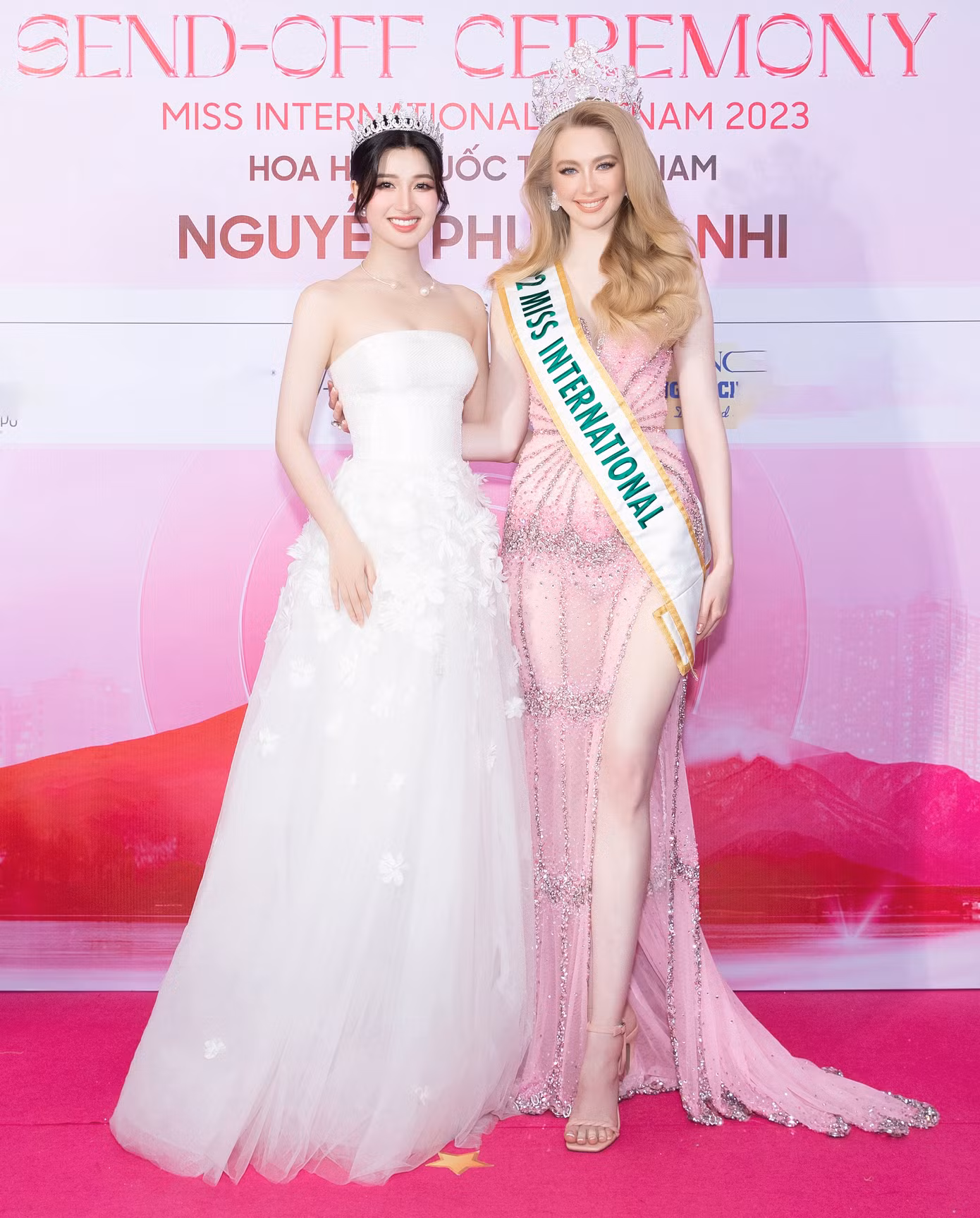 Tại sự kiện trao sash cho Phương Nhi, đương kim Hoa hậu Quốc tế nhắn nhủ á hậu sinh năm 2002 nên tập trung vào việc làm bạn, học hỏi từ cuộc thi, đừng quá đặt nặng việc thắng thua. "Tôi tham gia nhiều cuộc thi trước khi đăng quang Hoa hậu Quốc tế. Đôi lúc tôi nghĩ chuyện thắng thua cũng quan trọng đấy, nhưng điều tốt nhất là mình học hỏi được gì sau khi tham gia cuộc thi", Jasmin Selberg nói.