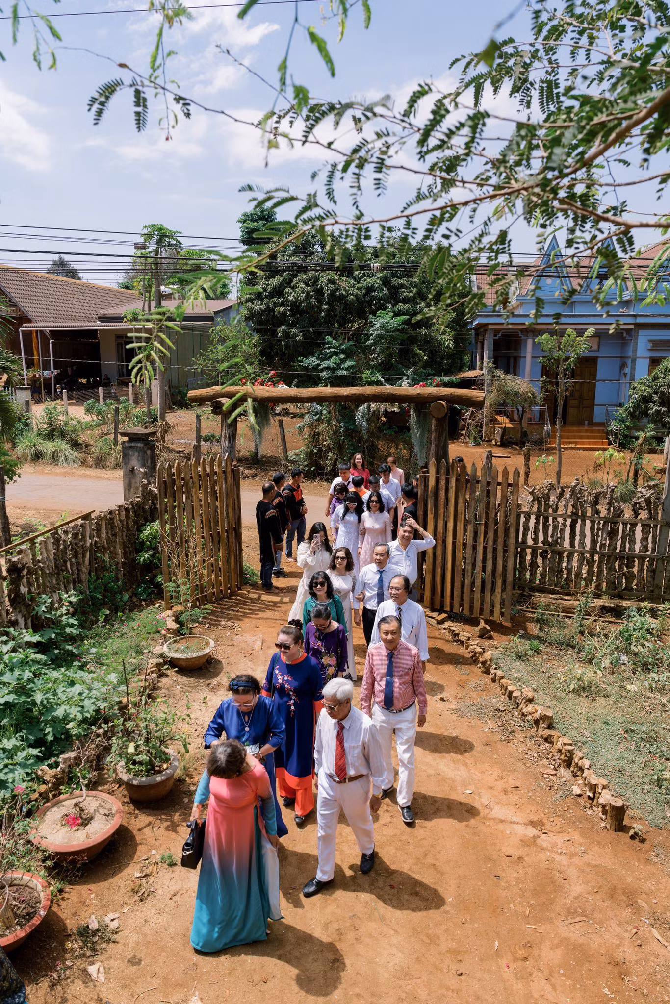 Hình ảnh đoàn 20 người nhà trai tiến vào nhà H'Hen Niê làm lễ. Cổng hoa chỉ trang trí đơn giản, giữ lại hoàn toàn vẻ đơn sơ, mộc mạc của cuộc sống người vùng cao.