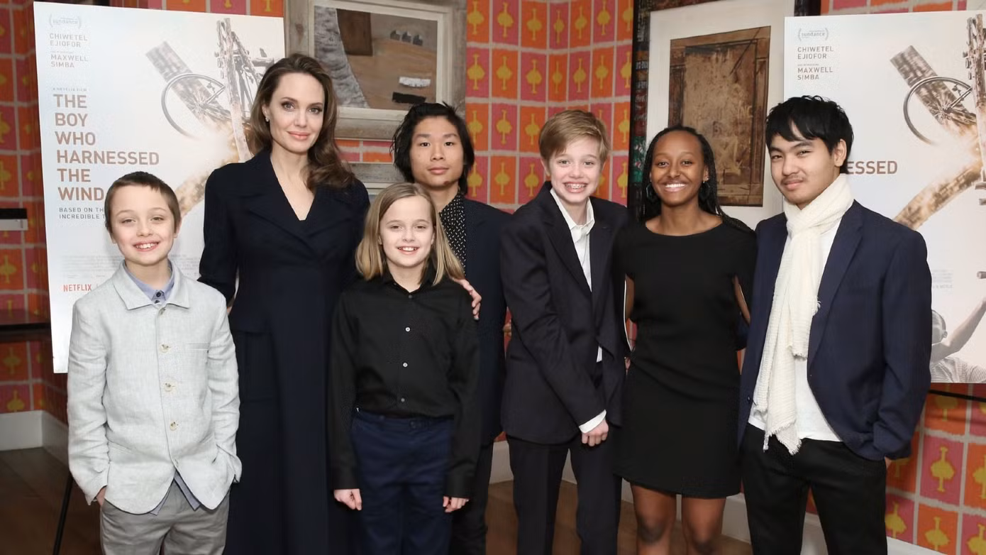 Trong số sáu người con, Angelina Jolie và Brad Pitt có ba người con ruột, gồm Shiloh Nouvel, cặp song sinh Knox Léon và Vivienne Marcheline Jolie-Pitt.