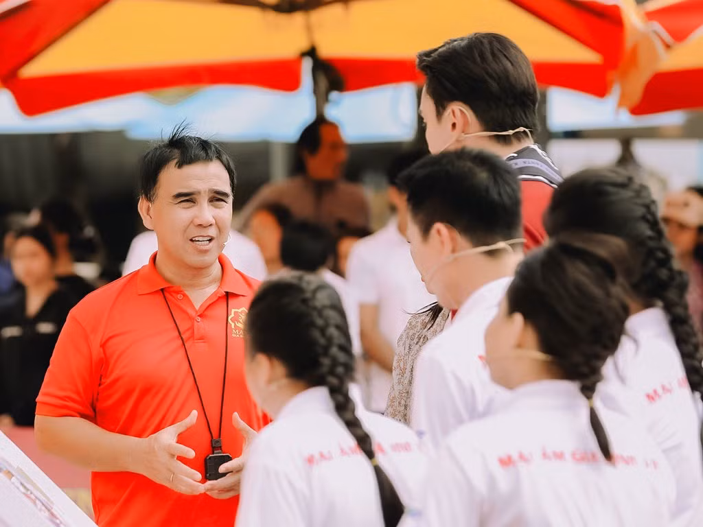 Quyền Linh trong chương trình Mái ấm gia đình Việt.