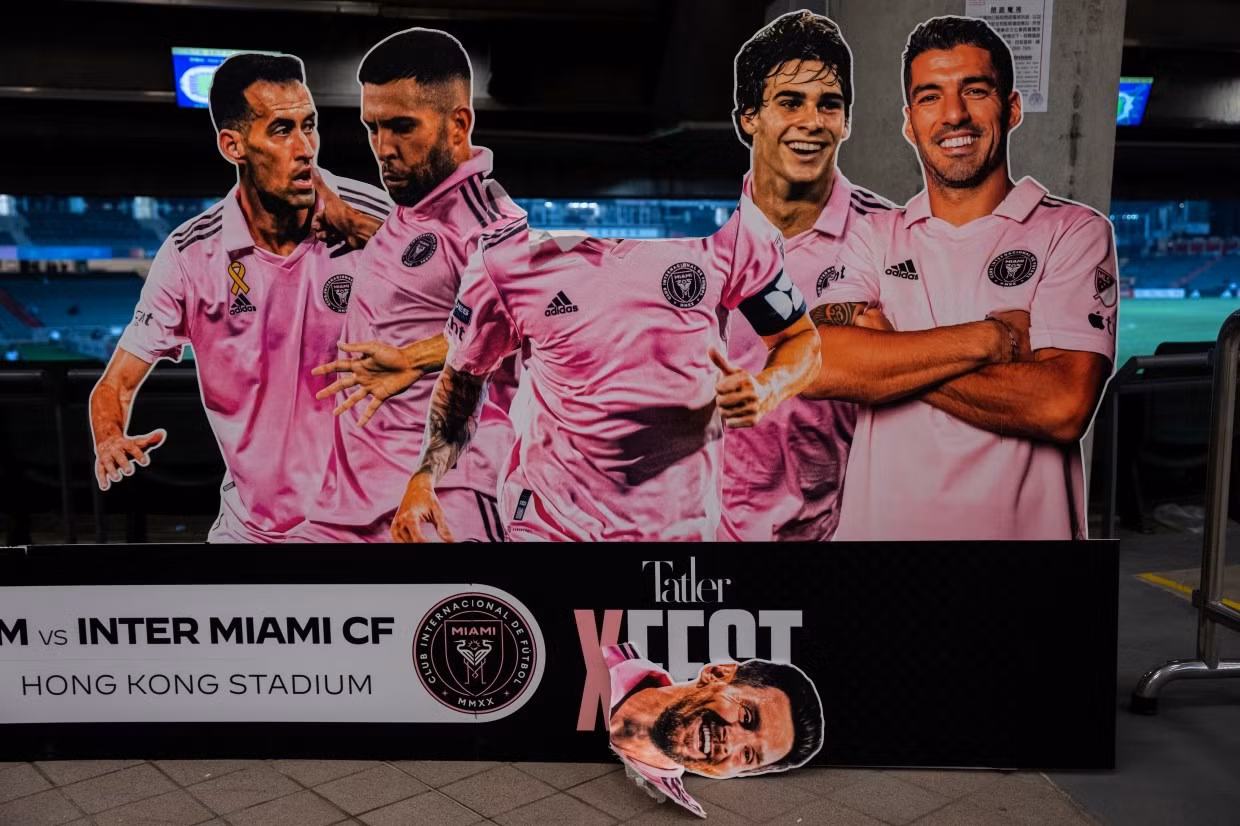 Fan đòi hoàn tiền, xé poster quảng cáo vì sân bóng vắng Messi.