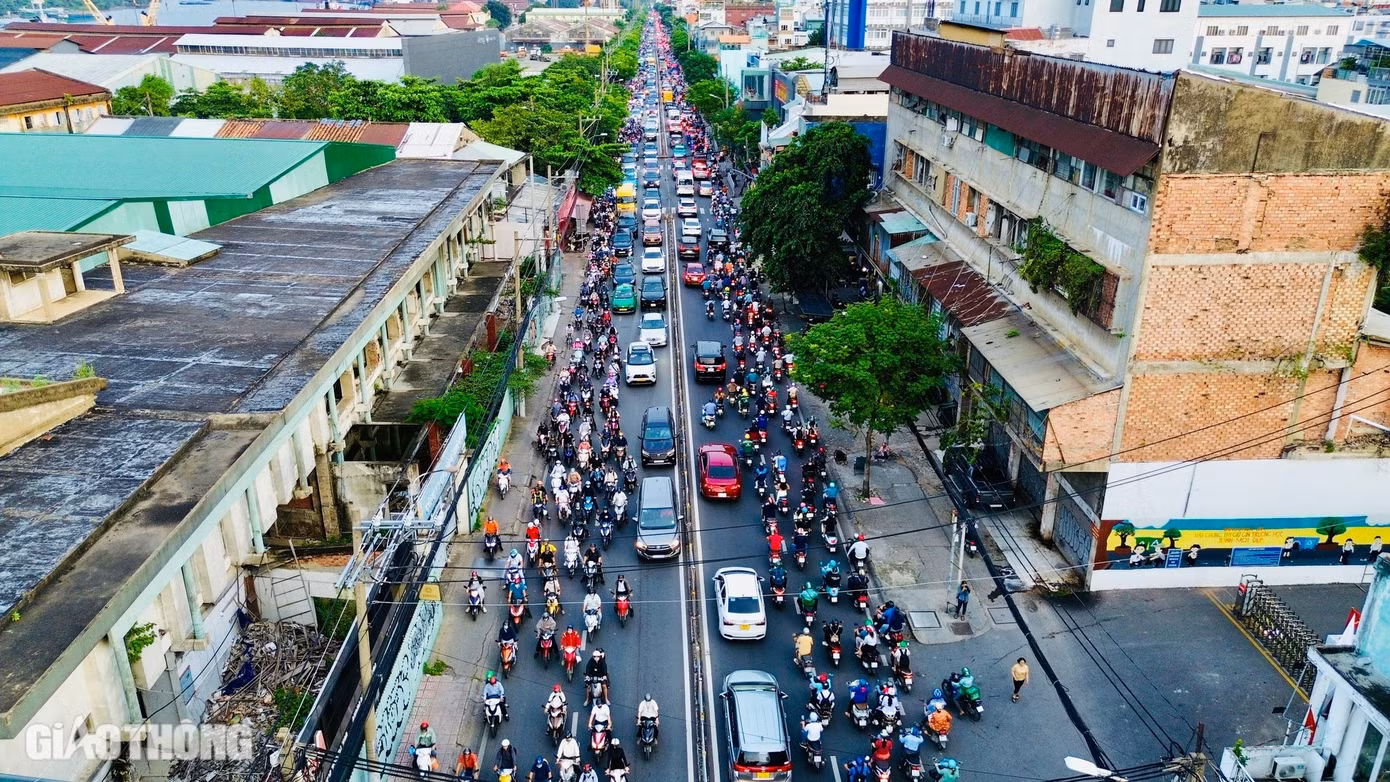 Đường Nguyễn Tất Thành là tuyến giao thông huyết mạch nối trung tâm TP.HCM với quận 7 và quận 4. Mặc dù chiều dài chưa đầy 3km, đây lại là cung đường thường xuyên xảy ra tình trạng ùn tắc nghiêm trọng nhất thành phố.