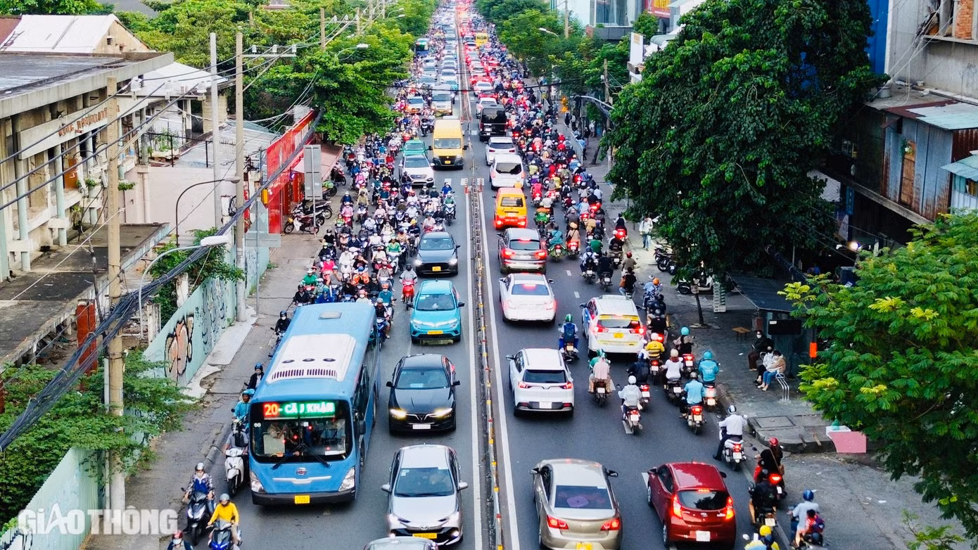 Với lưu lượng xe cộ dày đặc nhưng hạ tầng chưa đáp ứng kịp, tuyến đường này trở thành một trong những “điểm nóng” giao thông hàng đầu ở TP.HCM. (Trong ảnh, hai chiều đường hiện hữu với bốn làn xe luôn trong tình trạng đông đúc xe cộ. Xe buýt, ô tô, xe máy thường xuyên phải chen chúc nhau).