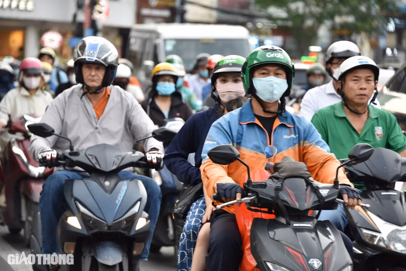 Theo ghi nhận của PV Báo Giao thông, giờ cao điểm kẹt xe trên tuyến đường Nguyễn Tất Thành thường xảy ra vào khoảng từ 17h30 đến 19h, giờ tan tầm, lưu lượng xe cộ tăng. Buổi sáng, khoảng thời gian kẹt xe thường từ 7h đến 8h30, khi người dân đi làm và học sinh đến trường.