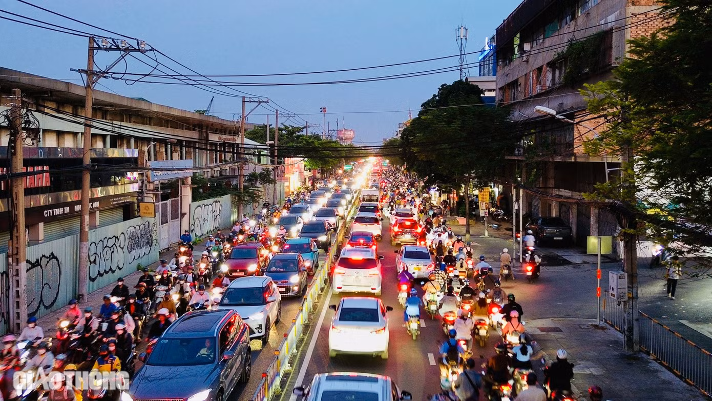 Ông Nguyễn Kiên Giang, Phó trưởng Phòng Quản lý khai thác hạ tầng giao thông đường bộ, Sở GTVT cho biết, đường Nguyễn Tất Thành hiện là điểm tắc lớn nhất thành phố, với lưu lượng giao thông vượt khả năng phục vụ đến 140%. Trong 9 tháng đầu năm 2024, tuyến đường này đã xảy ra 811 lần ùn tắc, dẫn đầu danh sách các điểm nóng về giao thông của TP.HCM.