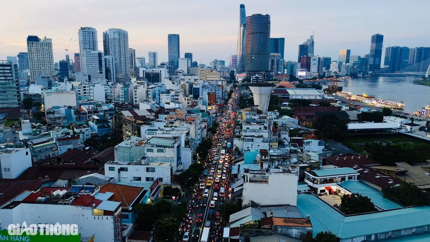 Bên cạnh đó, các cơ quan chức năng thường xuyên phối hợp với lực lượng CSGT để kịp thời xử lý sự cố, giảm thiểu tối đa tình trạng ùn tắc kéo dài. Về giải pháp lâu dài, Sở GTVT TP.HCM dự kiến sẽ tổ chức giao thông một chiều qua cầu Tân Thuận 2 theo hướng từ quận 4 sang quận 7 ngay sau khi Cảng Sài Gòn di dời.