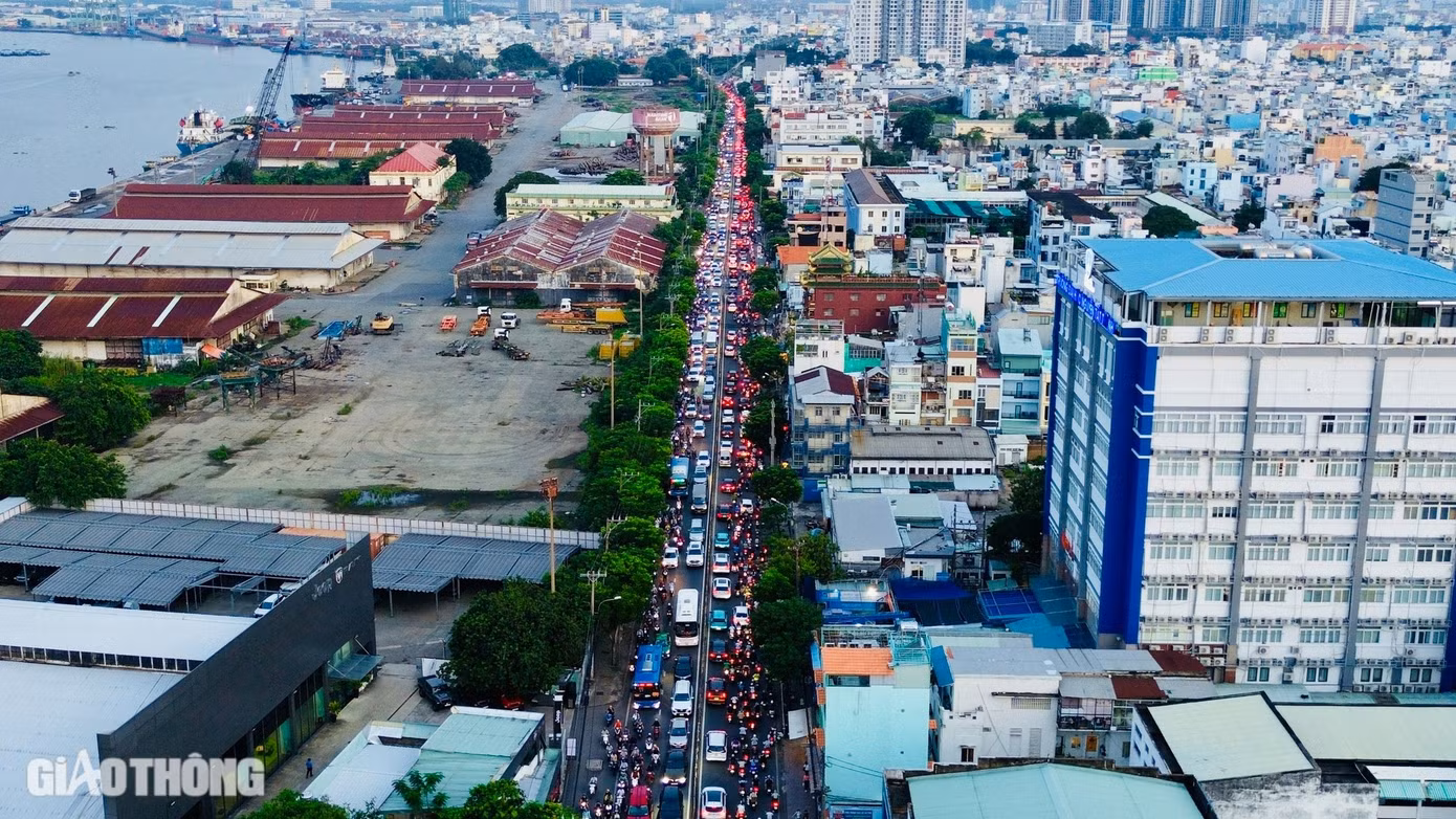 Thế nhưng, từ nay đến năm 2030, đường Nguyễn Tất Thành vẫn chưa được đưa vào danh sách các dự án ưu tiên mở rộng của thành phố. Sở GTVT TP.HCM đã triển khai nhiều biện pháp như đóng một số giao lộ trên tuyến; nghiên cứu điều chỉnh giao thông tại nút giao Nguyễn Tất Thành - Hoàng Diệu; theo dõi và điều chỉnh thời gian đèn tín hiệu tại các điểm chốt, đặc biệt là tại đầu và cuối tuyến...