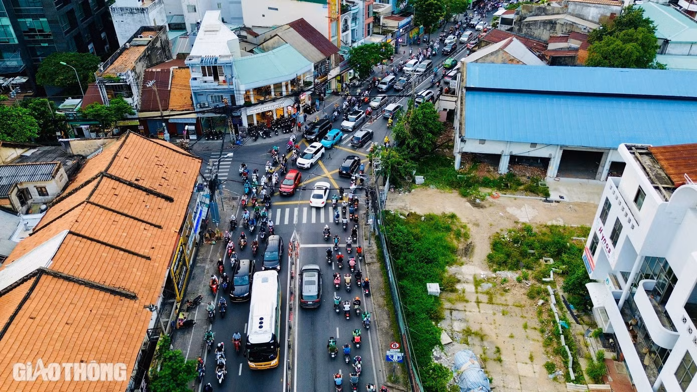 Chị Lan Hương (33 tuổi, ngụ quận 10) ngao ngán: “Giờ nào cũng thấy kẹt xe. Không hiểu sao tuyến đường này quá tải lâu như vậy rồi mà không được mở rộng hay có giải pháp để tránh ùn ứ, ách tắc chứ cứ kéo dài mãi thế này sao mà chịu nổi”.