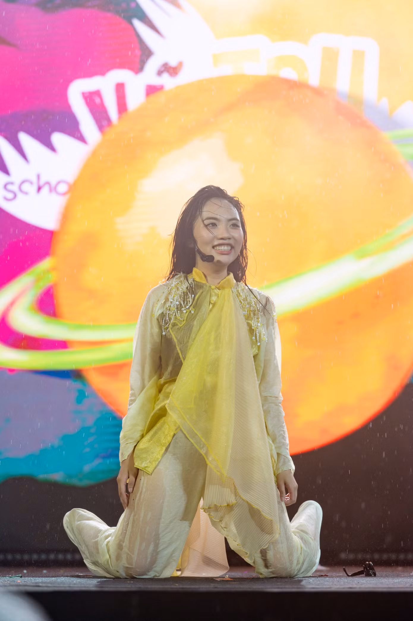 Kết thúc show, ca sĩ khuỵu gối xuống sân khấu: "Phương Mỹ Chi không nghĩ mọi người có thể ở lại đến phút cuối giữa thời tiết thế này. Tôi muốn nói lời cảm ơn trước tình cảm quá lớn của gần 10.000 khán giả có mặt ngày hôm nay".