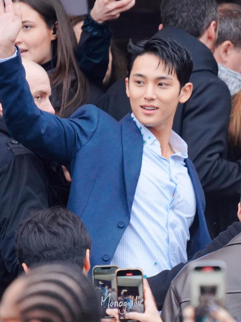 Khoảnh khắc Mingyu được người hâm mộ săn đón tại Tuần lễ thời trang Paris, Pháp viral trên các diễn đàn. Thành viên nhóm SEVENTEEN được khen không góc chết trước ống kính phóng viên.