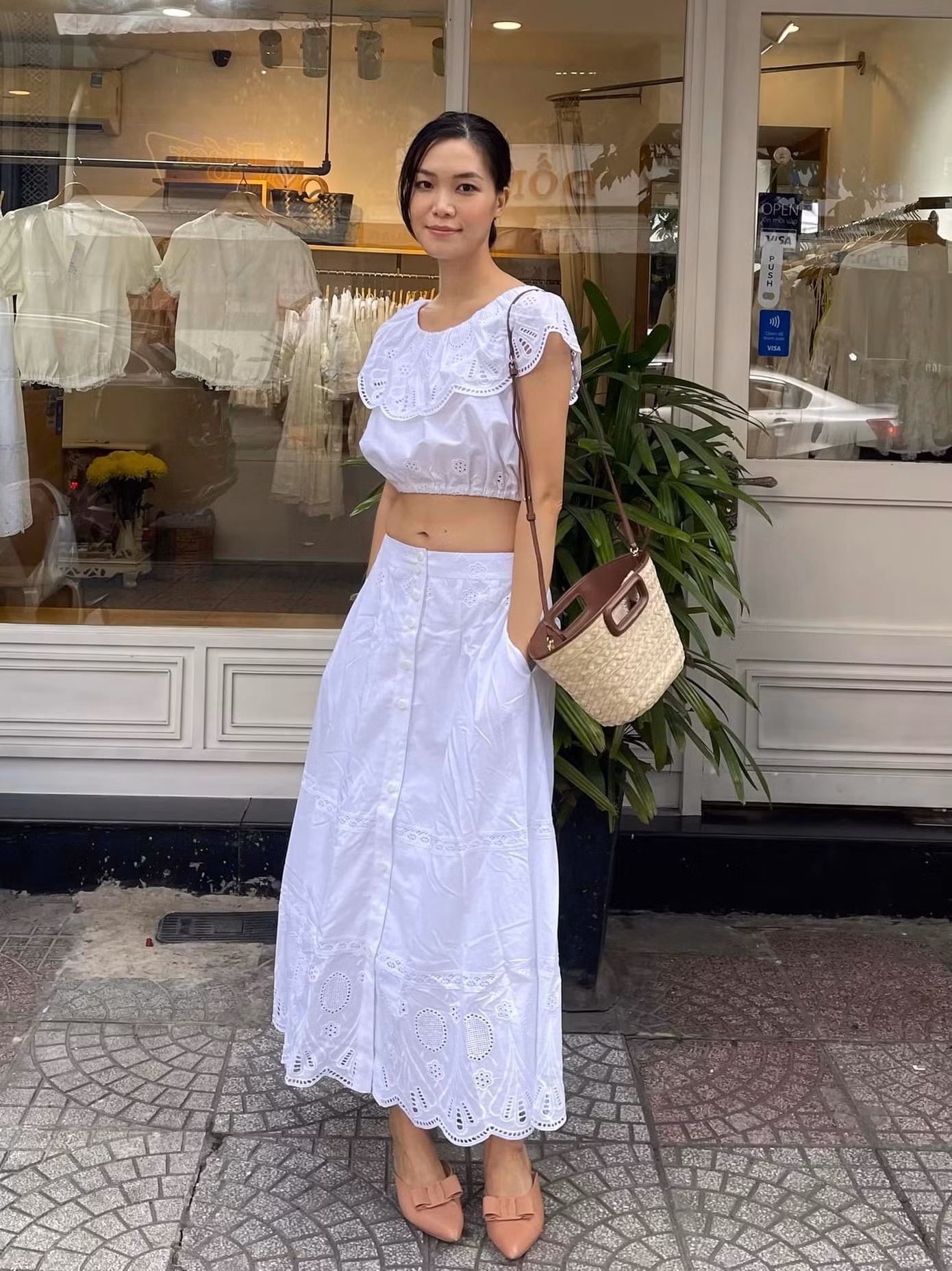 Thỉnh thoảng, người đẹp sử dụng má hồng để tôn lên vẻ tươi tắn của gương mặt. Đầm ren nữ tính là lựa chọn ưu tiên của Hoa hậu Việt Nam 2008 mỗi khi xuống phố.