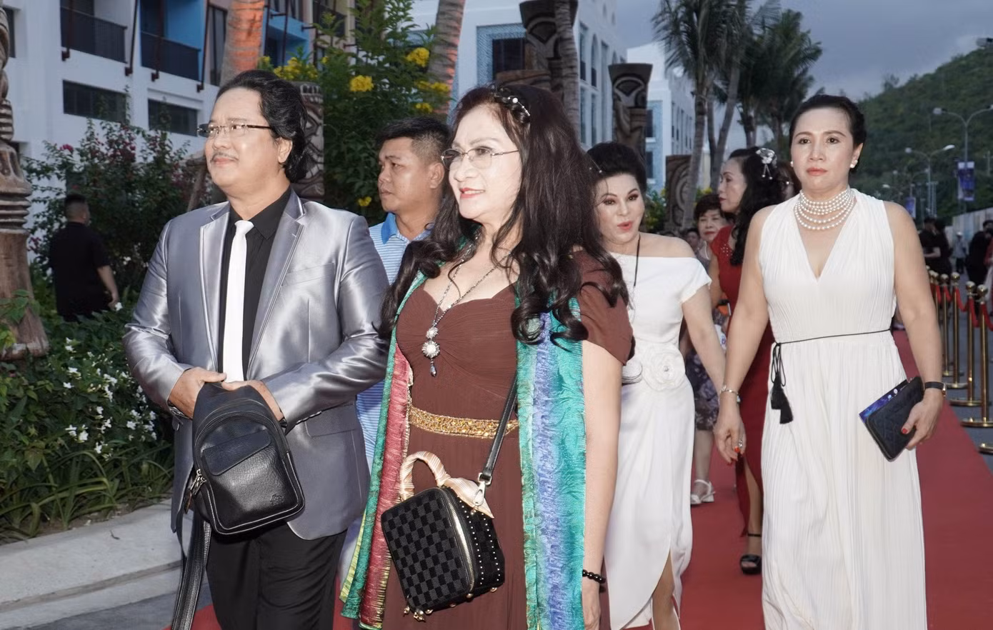 Vợ chồng nam diễn viên Công Hậu và "phù thủy lồng tiếng" TVB Bích Ngọc diện đồ cầu kỳ đi thảm đỏ.