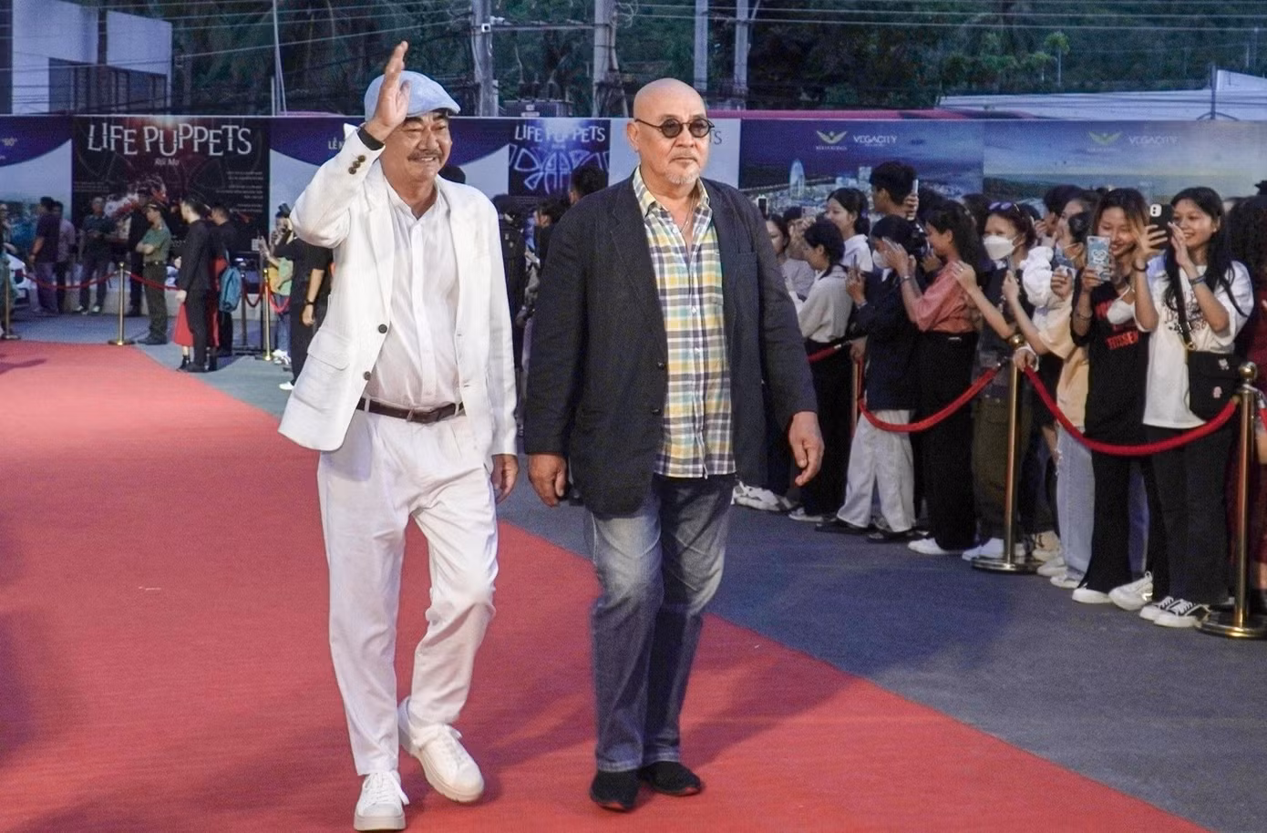 NSND Việt Anh diện phong cách sơ mi, phối cùng quần trắng và blazer cùng tông màu. Chiếc mũ nồi là vật dụng theo nam diễn viên đến mọi sự kiện, thảm đỏ lớn nhỏ.