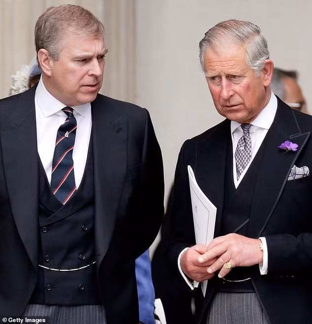 Vua Charles cắt trợ cấp của em trai Andrew.