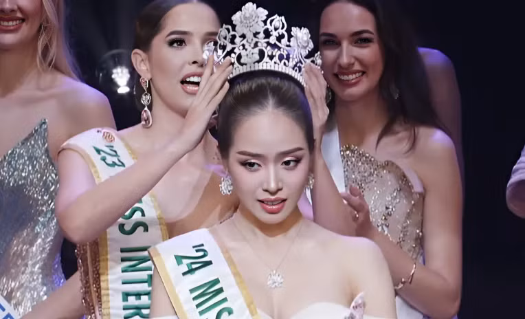 Khoảnh khắc đăng quang của Thanh Thủy tại Miss International 2024.