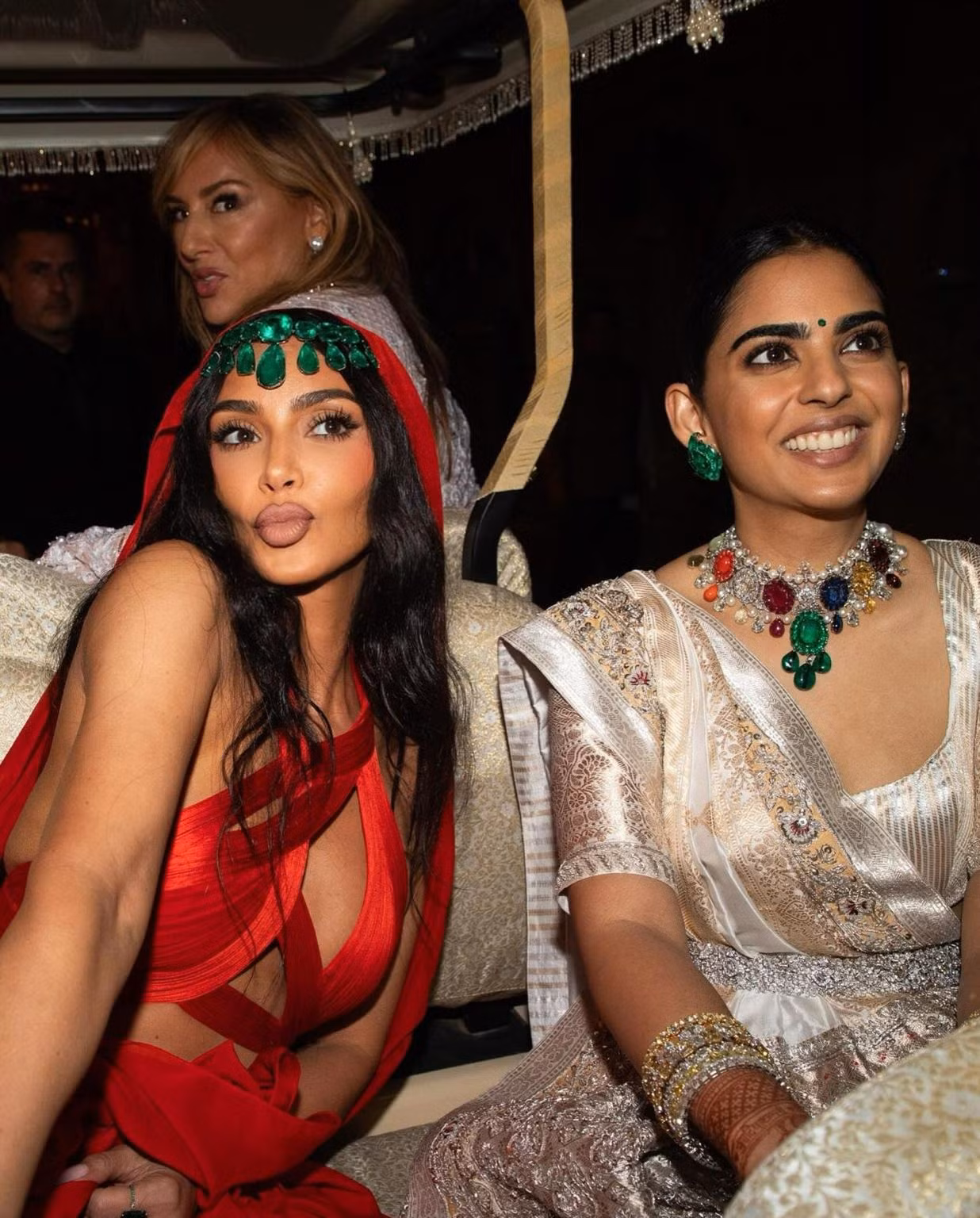 Tuy nổi bật tại "siêu đám cưới" quy tụ toàn khách VIP, Kim Kardashian bị chỉ trích vì nổi bật hơn cả cô dâu. Việc cô liên tục diện màu nổi như đỏ, cam... khiến nhiều người ngao ngán. "Kim luôn đam mê làm nổi, bất kể đi dự tiệc gì", "Đó là Kim, cô ấy đẹp thật, nhưng không bao giờ tinh tế và biết mình đang làm gì, ở đâu", người khác bình luận.