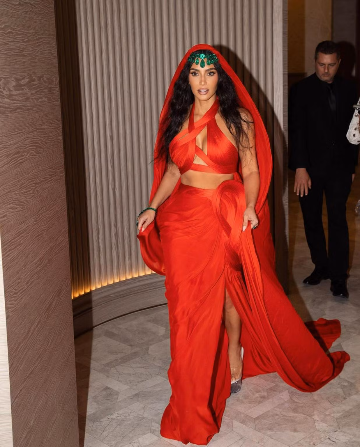 Phụ kiện đội đầu của Kim Kardashian đính hơn 400 carat đá quý, trong khi hoa tai của cô là viên ngọc nặng hơn 100 carat. Cô hoàn thiện vẻ ngoài bằng nhẫn ngọc lục bảo 10 carat và lắc tai lên đến 60 carat.