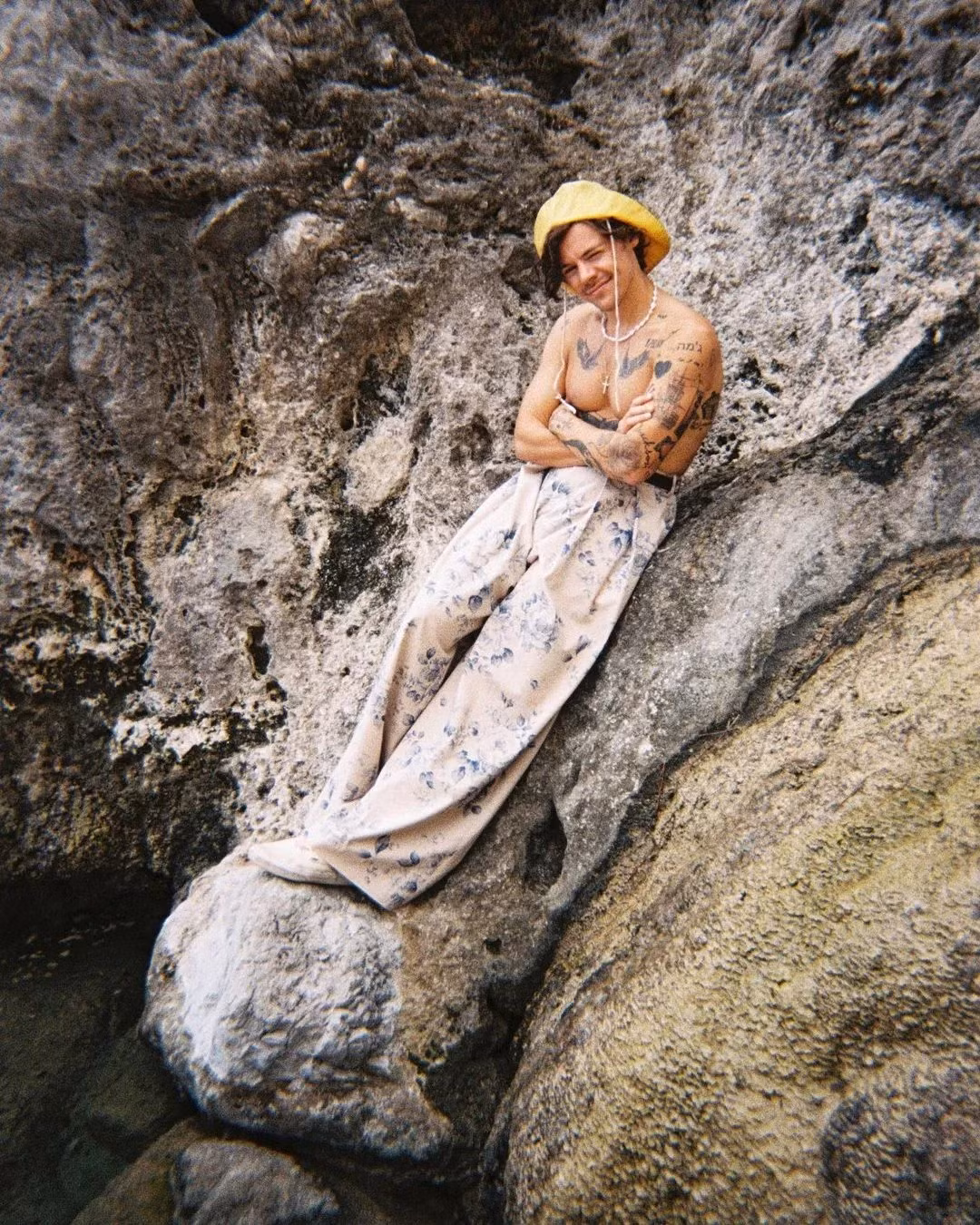 Sau Met Gala 2019, Harry Styles không ngại thể hiện hình ảnh nữ tính tuyệt đối.
