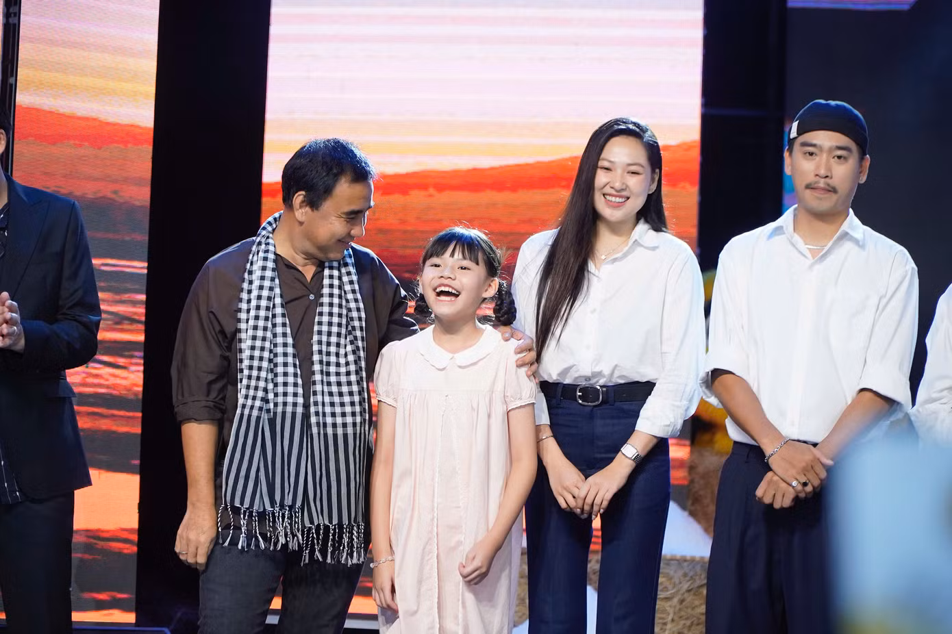 Ê-kíp phim tại buổi giao lưu tối 25/8.