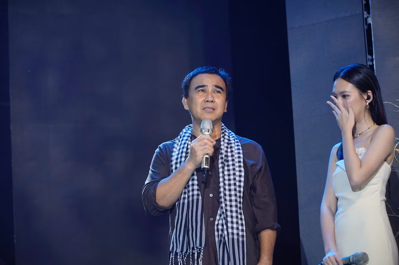 MC Quyền Linh xúc động khi chia sẻ về cha.