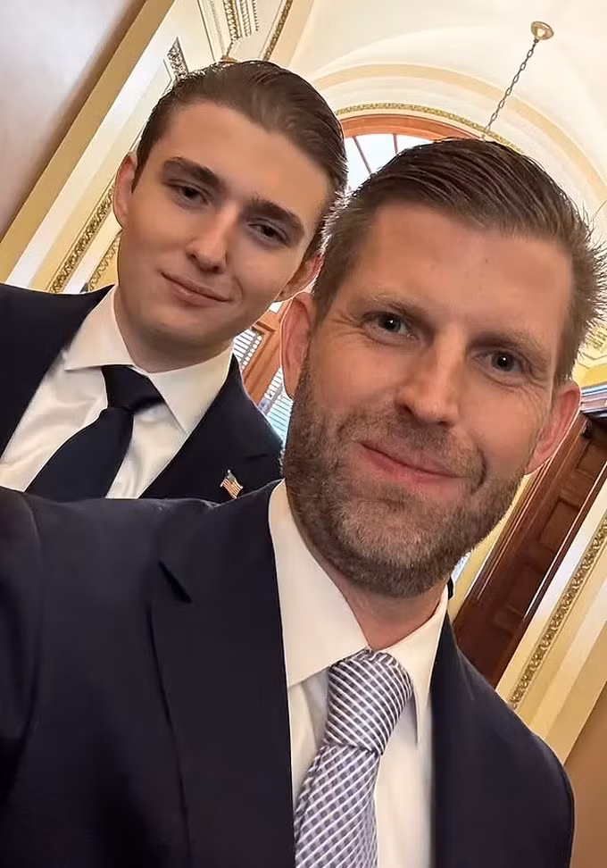 Bức ảnh Barron Trump selfie với Eric Trump tại Tòa nhà Quốc hội Mỹ được chia sẻ mạnh trên các nền tảng. Theo Daily Mail, Eric (con trai thứ hai của ông Trump) luôn quan tâm em trai từ khi Barron trở thành tâm điểm. Trước cuộc bầu cử, Eric mô tả em trai là "cử nhân được theo dõi nhiều nhất thế giới hiện tại". Eric nói thấy "thật sự may mắn khi ngày bé không nhận nhiều sự chú ý đến thế".