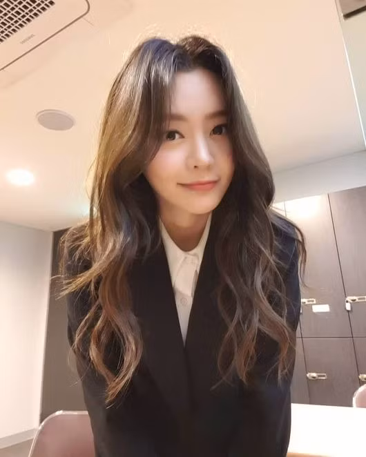Cuối tháng 3, thêm diễn viên tuyên bố ly hôn là Seo Yu Ri. Nữ diễn viên thông báo chia tay chồng ngay trong buổi phát sóng trực tuyến. "Tôi đang làm thủ tục ly hôn. Tôi thấy nhẹ nhõm khi nói điều này. Tôi độc thân rồi, không phải lãng phí nước mắt cho người đàn ông không yêu thương mình", Yu Ri nói.