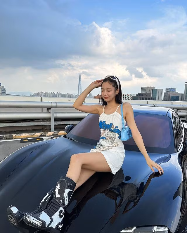 Jennie tạo dáng bên xế hộp được khắc tên riêng.