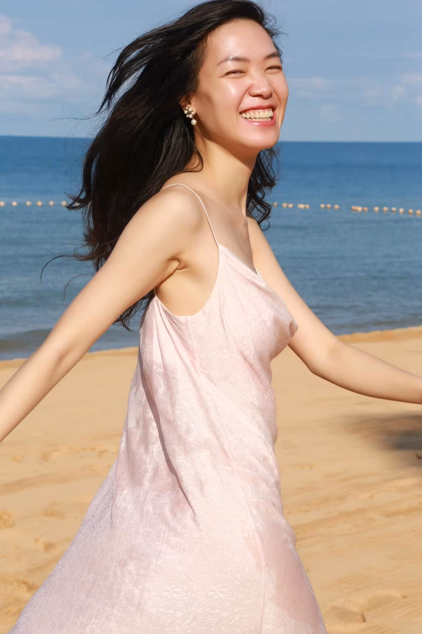 Trong chuyến du lịch Phú Quốc, Thùy Dung chú trọng lối trang điểm nhẹ nhàng. Cô được khen phù hợp với những bộ trang phục maxi, đi biển gợi cảm.