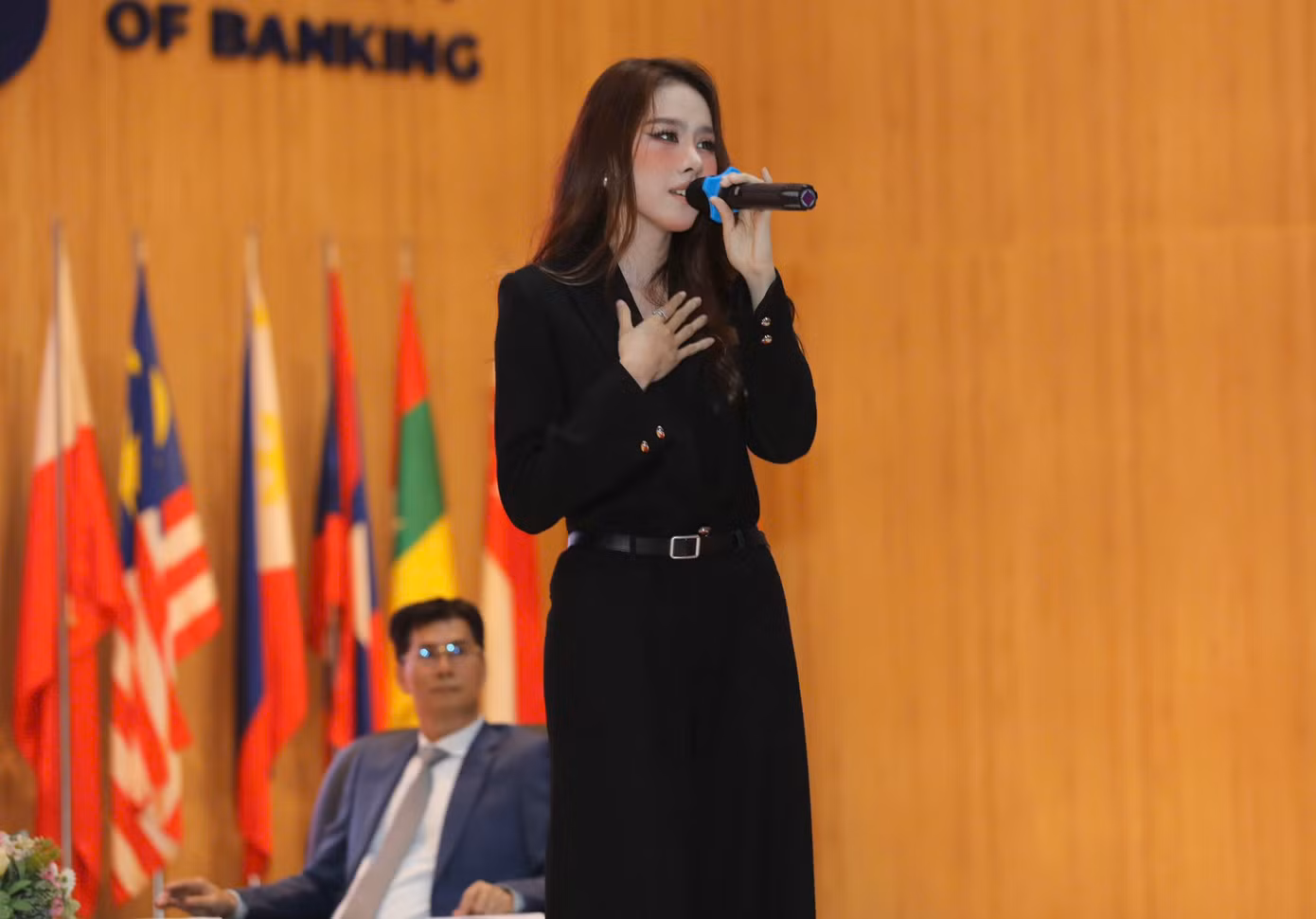 Ngọc Hằng giải đáp thắc mắc của sinh viên xoay quanh cuộc thi Hoa hậu Việt Nam.