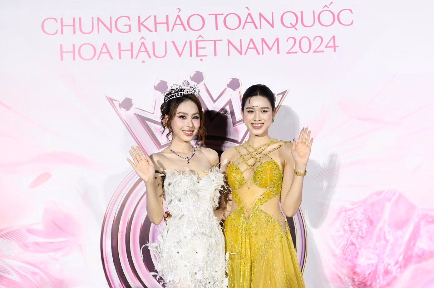 Hoa hậu Đỗ Thị Hà khoe sắc cùng đương kim Á hậu Việt Nam Lê Nguyễn Ngọc Hằng. Khoảnh khắc hai người đẹp đọ sắc trên thảm đỏ nhận nhiều lời khen trên mạng xã hội.