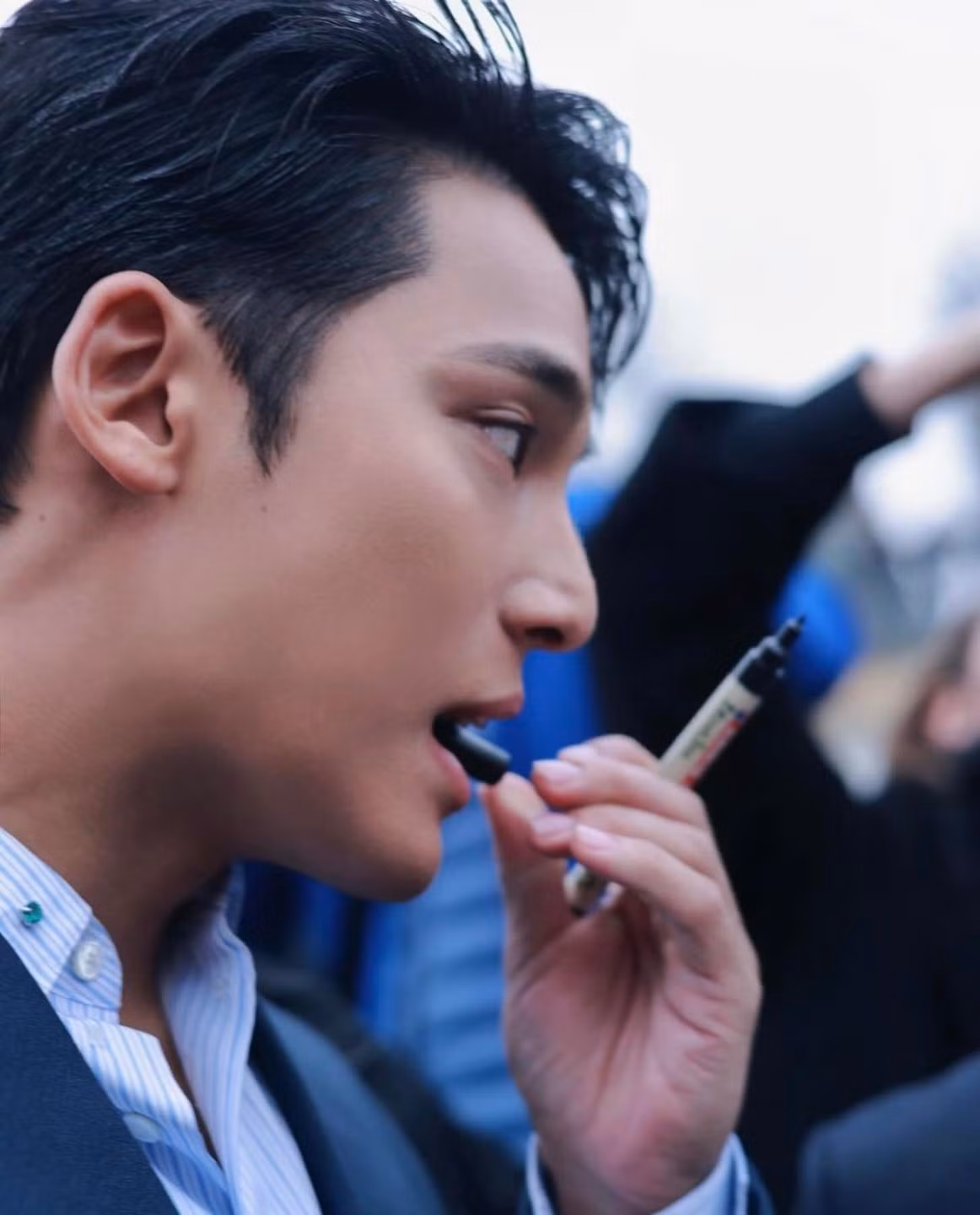 Mingyu tái hiện "khoảnh khắc Han So Hee" tại tuần lễ thời trang. Các thần tượng Hàn Quốc vẫn giữ thói quen ký tên bằng bút lông gửi người hâm mộ.
