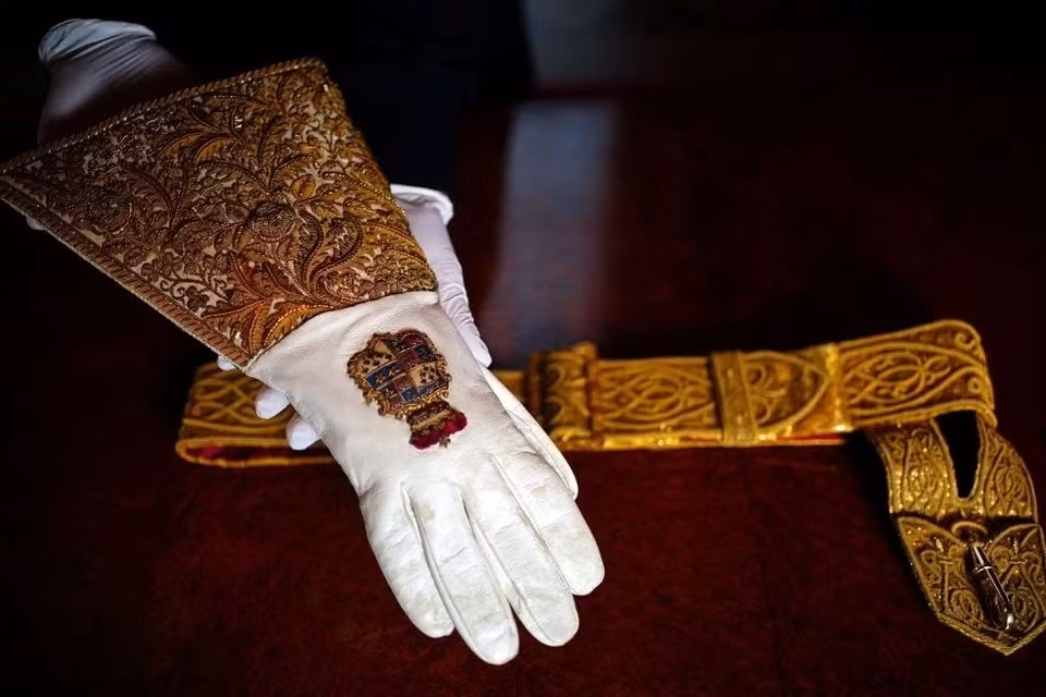 Găng tay cổ mà Charles III sử dụng trong lễ đăng cơ.