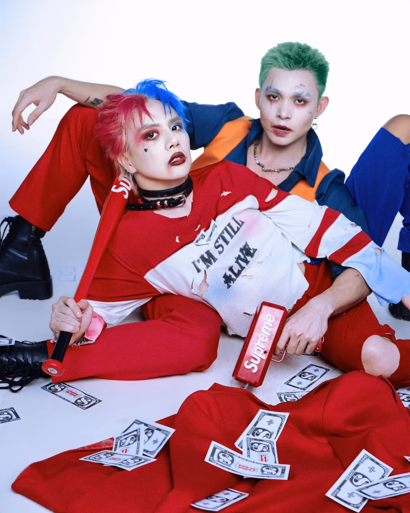 Duy Khánh trước đó hợp tác cùng Jun Phạm trong bộ ảnh hóa trang thành bộ đôi Joker - Harley Quiin, ác nhân nổi tiếng của Vũ trụ Điện ảnh DC.