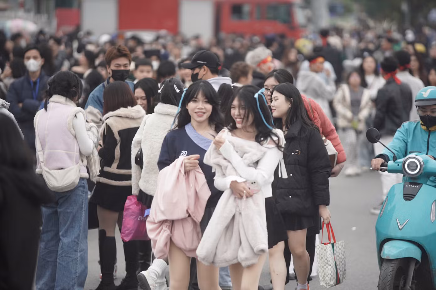 Phóng viên tại hiện trường ghi nhận khán giả trong đêm thứ hai không kém lượng người đến xem concert Anh trai say hi ngày 7/12.