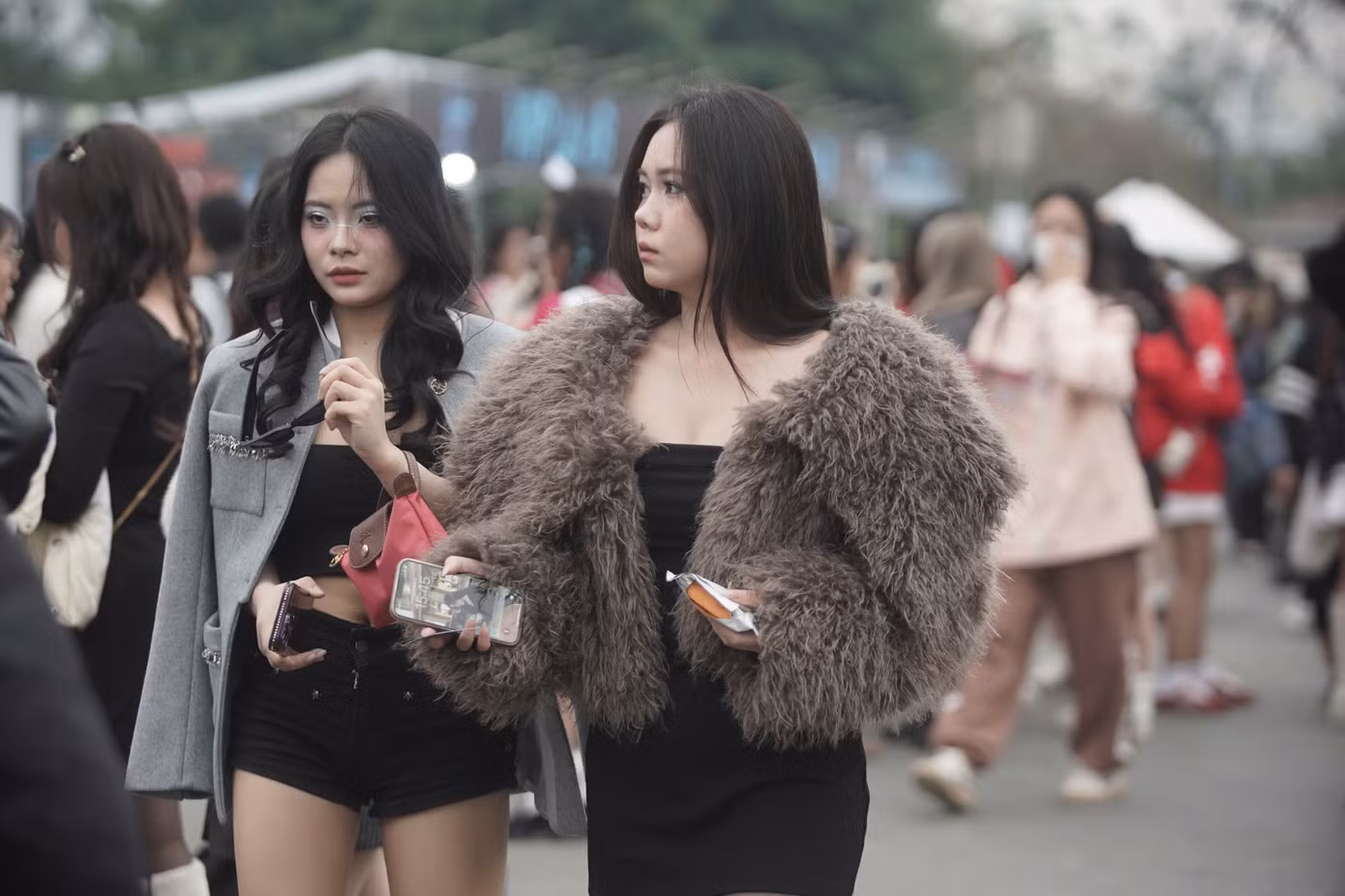 Có nhiều người không ngại thời tiết lạnh giá của Hà Nội, diện váy quây, crop-top và quần cao trên gối đến thưởng thức đêm nhạc.