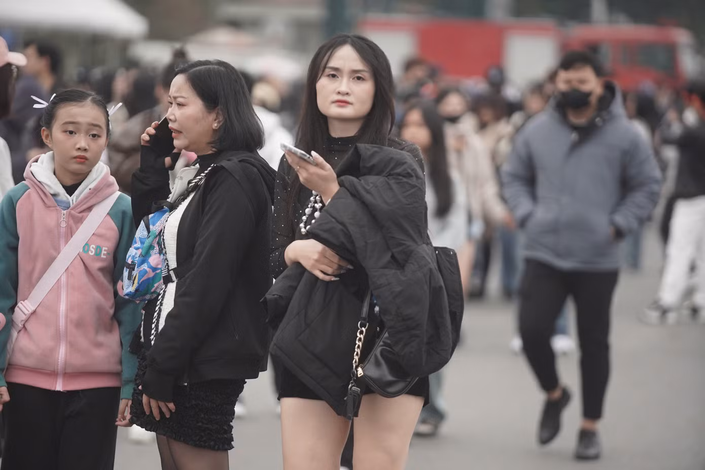 Sau đợt chạy ùa vào sân khấu lúc 12h, sân vận động Mỹ Đình tấp nập người lúc 16h. Lượng người đông đúc khiến khu vực sân Mỹ Đình tắc nghẽn.