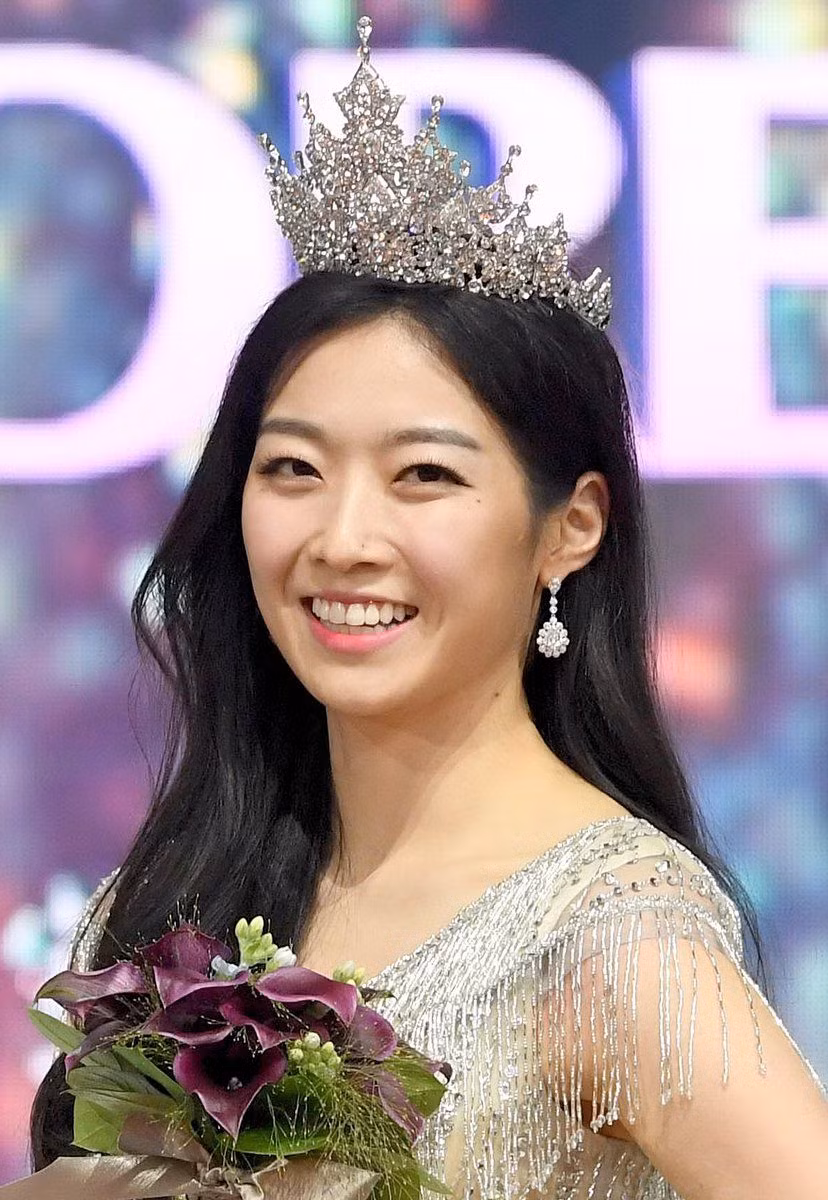 Năm 2018, Kim Soo Mi đăng quang ngôi vị hoa hậu tại Hoa hậu Hàn Quốc. Sau khi giành vương miện, cô đối mặt làn sóng miệt thị từ người hâm mộ nước nhà. Netizen cho rằng cô quá xấu và béo để chiến thắng. Những lời bodyshaming khiến người đẹp liên tục bật khóc khi trả lời phỏng vấn hậu đăng quang.