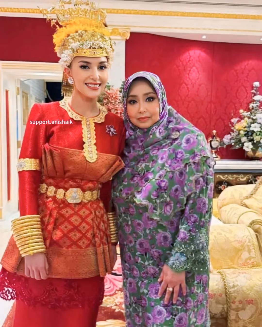 Trong buổi lễ ngày 11/1 tổ chức tại Nhà thờ Hồi giáo Sultan Omar Ali Saifuddien, thủ đô Bandar Seri Begawan, Brunei, Hoàng tử Mateen và vợ mặc trang phục truyền thống đỏ, đầu đội mũ làm bằng vàng. Sắc vóc cô dâu nhận nhiều lời khen ngợi.