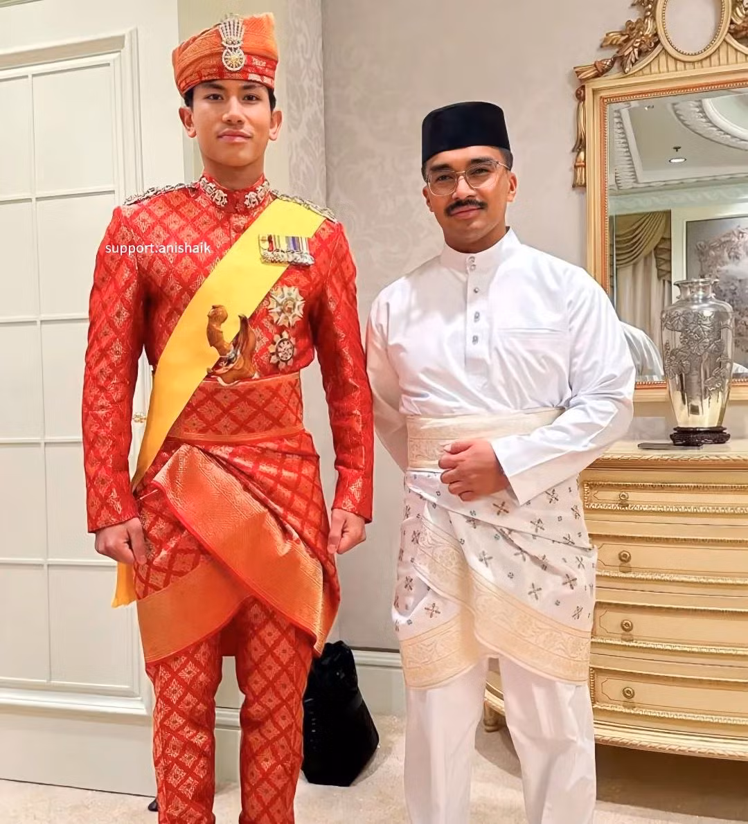 Trong buổi lễ ngày 11/1 tổ chức tại Nhà thờ Hồi giáo Sultan Omar Ali Saifuddien, thủ đô Bandar Seri Begawan, Brunei, Hoàng tử Mateen và vợ mặc trang phục truyền thống đỏ, đầu đội mũ làm bằng vàng. Sắc vóc cô dâu nhận nhiều lời khen ngợi.
