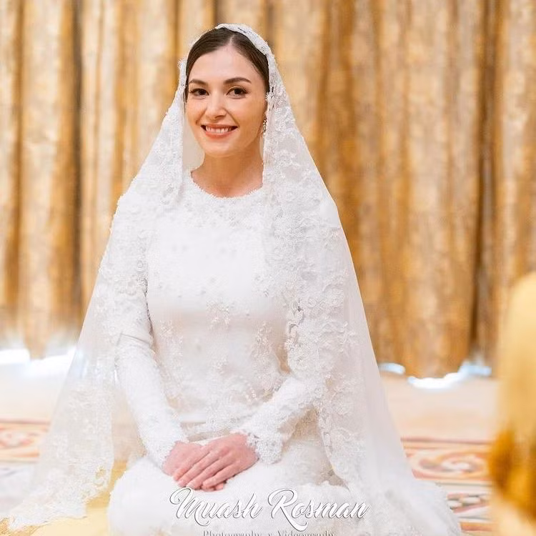 Trong lễ chúc phúc tại điện Istana Nurul, hôn thê của Hoàng tử Mateen diện váy ren trắng, trang điểm nhẹ nhàng, gu mặc tinh tế.
