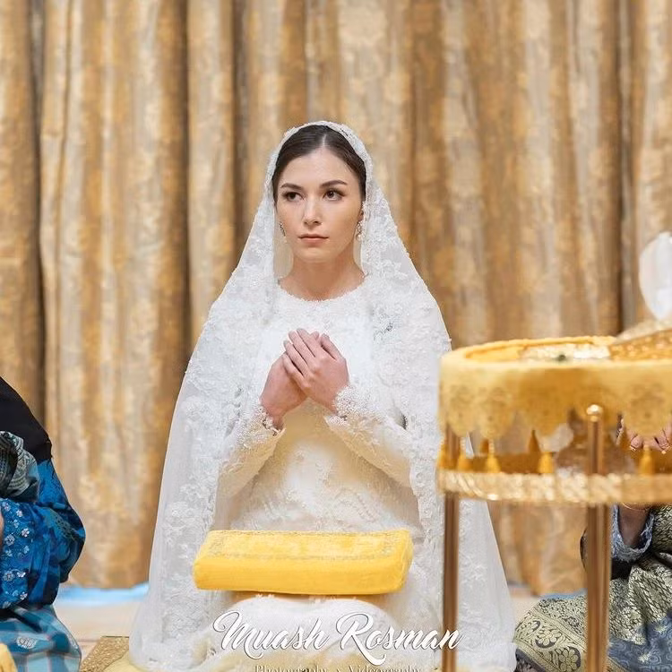 Trong lễ chúc phúc tại điện Istana Nurul, hôn thê của Hoàng tử Mateen diện váy ren trắng, trang điểm nhẹ nhàng, gu mặc tinh tế.